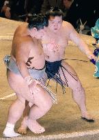 Tochi keeps title hopes alive New Year sumo
